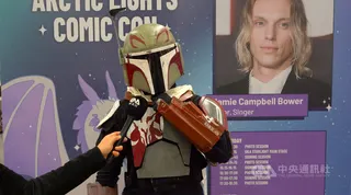 芬蘭極光動漫展Cosplay玩家吉米（Jimi）穿著歷時超過一年打造的曼達洛人（Mandalorian）套裝，與同好交流。中央社記者巫祈麟赫爾辛基攝　115年5月19日