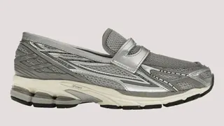 New Balance的灰色「snoafer」（運動鞋與樂福鞋的混合款）