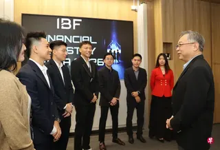 副总理兼贸工部长颜金勇（右一）星期二（5月19日）出席由IBF主办的2026年金融业盛会（Financial Industry Fiesta），与学生、青年人才代表和金融机构代表见面。 （萧紫薇摄）