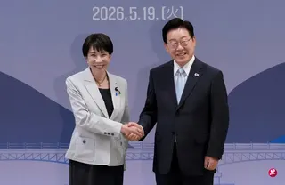 5月19日，日本首相高市早苗（左）与韩国总统李在明在韩国安东举行会晤时合影。 （路透社）