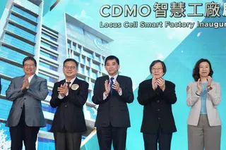 樂迦再生科技董事長邱俊榮（中）。彭欣偉攝