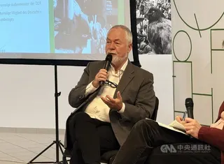 東德最後一任外交部長、民主運動人士梅柯爾在柏林台灣「民主回聲」展中，分享德國如何面對納粹與東德獨裁歷史，並強調「記憶文化」對民主社會的重要性。中央社記者林尚縈柏林攝　115年5月19日