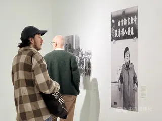 德國民眾在柏林「民主回聲」攝影展觀看已故攝影師潘小俠拍攝的鄭南榕肖像作品。展覽透過台灣街頭運動與民主化歷史影像，向德國民眾介紹台灣民主發展歷程。中央社記者林尚縈柏林攝　115年5月19日