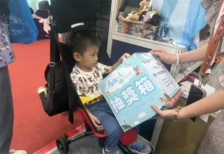 消費抽獎活動祭出iPad、高雄-馬祖來回機票及馬祖高粱酒等大獎。 圖：連江縣交通旅遊局/提供