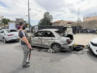 Syrian soldier killed, others injured in car bombing in Damascus