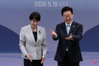 韩国总统李在明（右）与日本首相高市早苗（左）继续“故乡外交”，两人星期二在李在明故乡安东市举行峰会。两人的上一次峰今年1月在高市的故乡日本奈良举行。 （路透社）