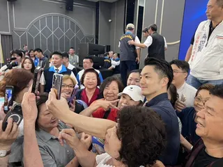 國民黨宜蘭縣長參選人吳宗憲19日晚在凱旋會館餐廳舉辦首場大型千人造勢懇託會，台北...