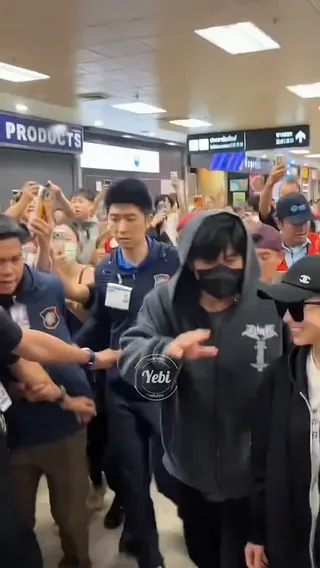周杰倫與昆凌抵達泰國時，被民眾包圍場面混亂，周杰倫全程護妻。翻攝微博