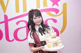 Nina獻唱歌曲〈愛你〉瞬間炒熱慶生會現場氣氛。（Wing Stars提供）