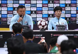 朝鲜“我故乡”女子足球俱乐部主帅李裕一（左一）和队长金京英出席记者会，两人都神情严肃。 （法新社）