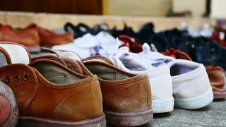 疑因鞋子不合脚健康恶化 印尼贫困学生不幸离世