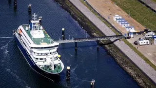 Vista aérea del crucero MV Hondius, afectado por el hantavirus, tras su llegada al puerto de Róterdam, Países Bajos, el 18 de mayo de 2026. El crucero tenía previsto atracar en Róterdam con 27 personas a bordo, entre ellas ciudadanos neerlandeses. (Países Bajos; Holanda)