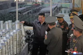 北韓領導人金正恩5月11日視察一座軍火工廠。（路透）