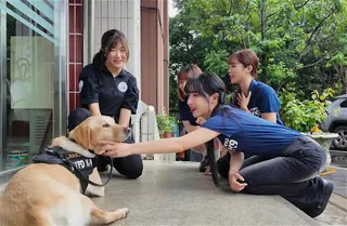 朴恩惠(右)在最新一集警犬應援被狗狗萌翻，（圖／麥卡貝網路電視提供）