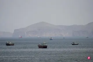 美以伊战争爆发以来，全球能源运输要道的霍尔木兹海峡实际上已处于关闭状态。美国军方数据显示，截至5月初，已有超过1500艘商船滞留波斯湾。 （路透社）