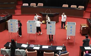 台湾在野的国民党和民众党立委星期二（5月19日）在立法院参与总统赖清德弹劾案投票活动。 （法新社）