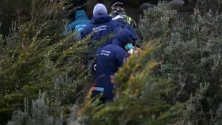 马尔布兰研究所的科学家、阿根廷火地岛省卫生部长办公室成员以及国家公园管理局成员当地时间周一，在阿根廷乌斯怀亚附近的森林中放置捕鼠器。（图取自法新社）