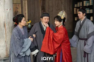 《家業》楊紫（右二）在大婚當天認清渣男，心疼爺爺被逼釘齒銘誓。愛奇藝國際版提供