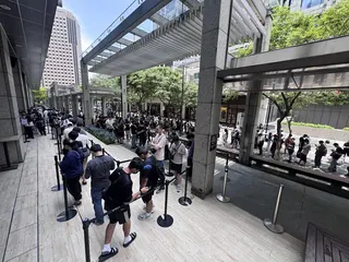 現場排隊人龍綿延，估計湧入近5百人瘋狂卡位。（圖／陳奕廷攝）
