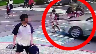 三峽國中三名同班女學生下課一起過馬路，原本燦笑的臉龐，突然遭撞擊噴飛。取自LINE社群/記者爆料網