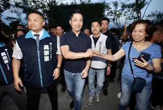 台北市長蔣萬安（中）19日與國民黨宜蘭縣長參選人吳宗憲（左）同框，受到現場支持者...