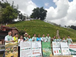 民進黨提名花壇鄉長葉繼元（右六），今日公布其觀光政見，主張延續虎山巖金針花品牌。（葉靜美攝）