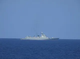 中國052D驅逐艦「銀川艦」騷擾台灣西南海域，海軍蘇澳軍艦嚴密監控。(圖／台國防...