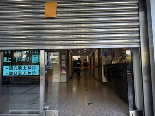 由於本案的貨梯沒有向市府申請登記，相關人士是否應負起過失致死責任，將由檢察官相驗...