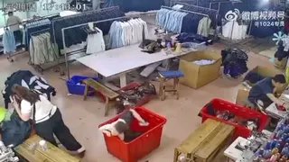 中国男童帮妈妈整理衣服跌入大箱 险酿悲剧
