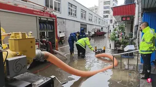 中国湖北省自星期天（5月17日）以来遭遇罕见强降雨，当地多部门合力抢险救援。 （中新社）