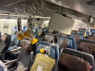 SQ321航班遭遇剧烈颠簸后，紧急降落泰国曼谷素万那普机场。图为事发后机舱内的情况。 （路透社档案照片）