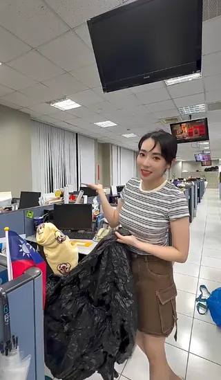 沈泳吟拿著大垃圾袋收拾坐了12年的位子，也因為請了1年的產假及育嬰假，座位布滿灰塵。翻攝IG@strangersasha