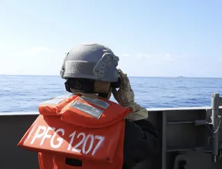 台海軍拉法葉級武昌軍艦，監控解放軍054A型巡防艦徐州艦。(圖／台國防部提供)