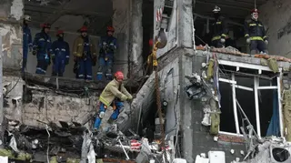 在烏克蘭基輔，烏克蘭救援人員在俄羅斯空襲一棟高層居民的現場進行救援工作。