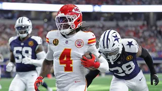 Rashee Rice scoring a receiving touchdown in front of Malik Hooker at AT&T Stadium