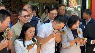 蔣萬安（中）、張麗善（右）現場品嚐虎尾產銷履歷花生粽，大讚花生香氣濃郁、口感紮實。（圖／記者 張泓笙翻攝）