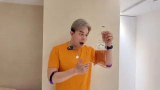 馬幼興見到身體排出的廢液，表情震驚。康博集團提供