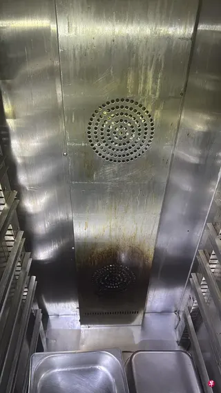 执法人员在Stamford Catering厨房内发现食物保温器不洁等卫生问题。 （新加坡食品局提供）
