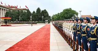 人民大會堂前，士兵列隊