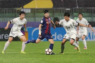 韩国国脚兼水原队长池笑然（中）踢丢关键罚球，没能扳平比分。（路透社）