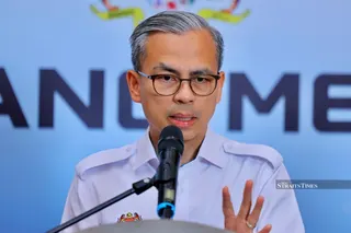 Communications Minister Datuk Fahmi Fadzil says there is no policy contradiction in the government’s plan to use official identity documents for age verification under proposed restrictions on social media use for those below 16. BERNAMA PIC