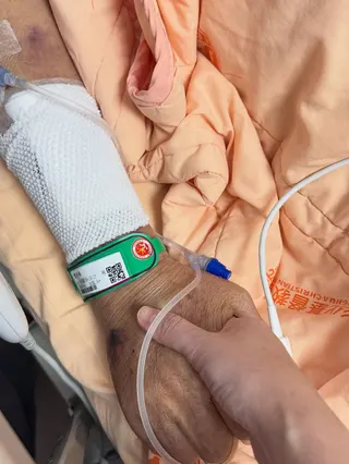李燕緊牽父親的手。翻攝李小燕正面思考團臉書