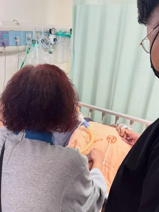 李燕與家人這幾天都守護在爸爸病榻旁。翻攝李小燕正面思考團 臉書