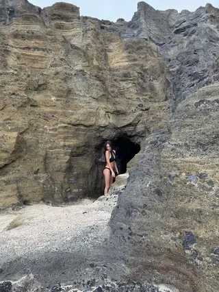 48歲孫芸芸穿著黑色比基尼，在海邊祕境拍下多張度假美照。（翻攝aimeeyunyunsun IG）
