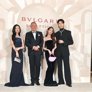 寶格麗總裁Jean-Christophe Babin（左二）拍完照離開，張員瑛（右二）自然而然變成C位，工作人員請金智媛站到中間，引起網友討論。（翻攝Jean-Christophe Babin IG）