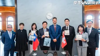 莫里納發布的合照中，還可見台灣駐瑞士代表王思為及外交部歐洲司長黃鈞耀等人。（圖／Fabian Molina FB）