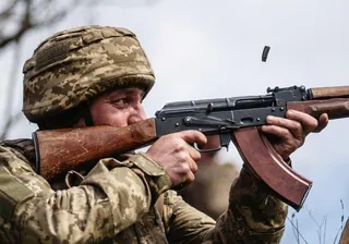 一名烏克蘭士兵於烏克蘭的札波羅熱進行軍事研習。(路透)