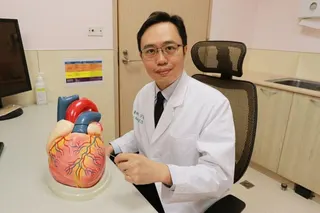 醫師王宇澄提醒，民眾如果有呼吸會喘、胸痛等不舒服前兆，務必盡速就醫。（亞大醫院提...