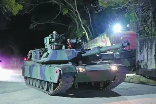 陸軍聯兵584旅聯兵3營20日凌晨執行M1A2T戰車戰備偵巡任務，官兵在天色未明前即完成機動前整備作業，在命令下達後，旋即將戰車開出駐地掩體，前往戰術位置投入作戰任務。（黃世麒攝）