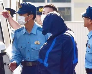Kaito Takemae (center front), a suspect in a robbery-murder case in Kaminokawa, Tochigi Prefecture, is sent to prosecutors from a police station in Sakura, Tochigi Prefecture, on Monday.